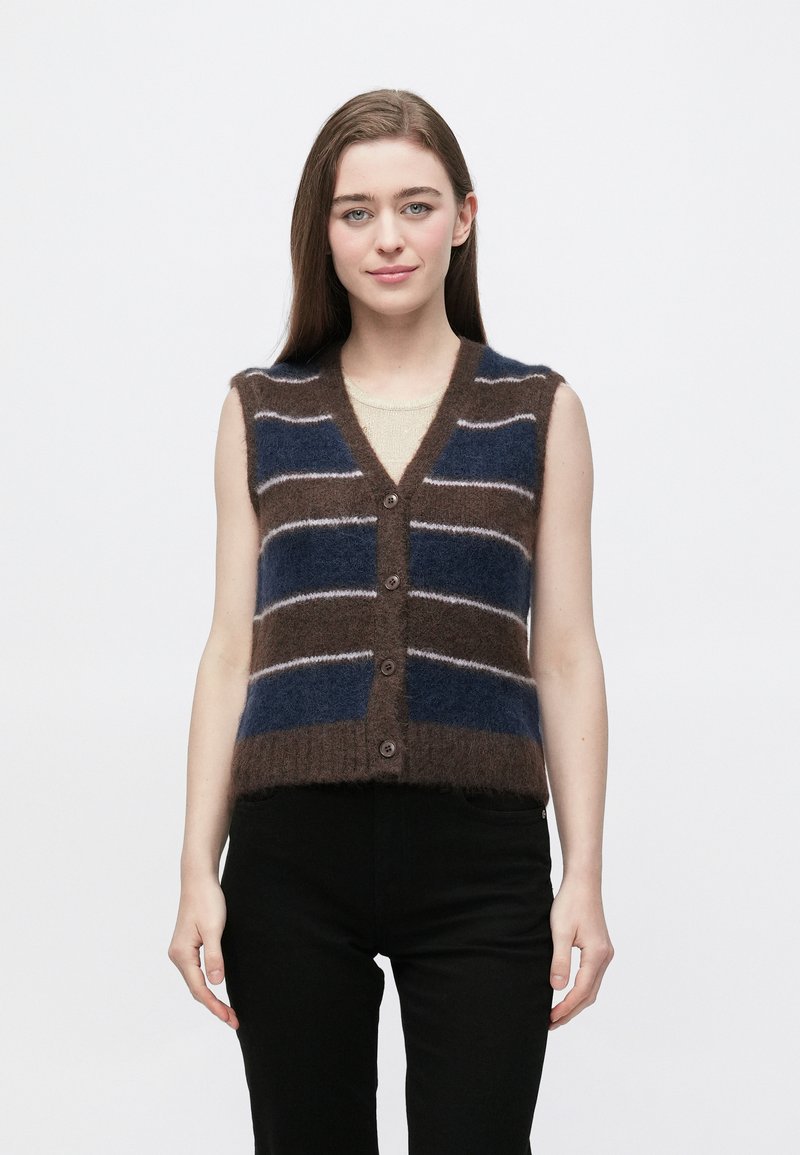 Bezrukávová pletená vesta s pruhmi v hnedej, námorníckej modrej a bielej farbe, s výstrihom do V, zapínaním na gombíky vpredu a textúrovaným fleeceovým povrchom.