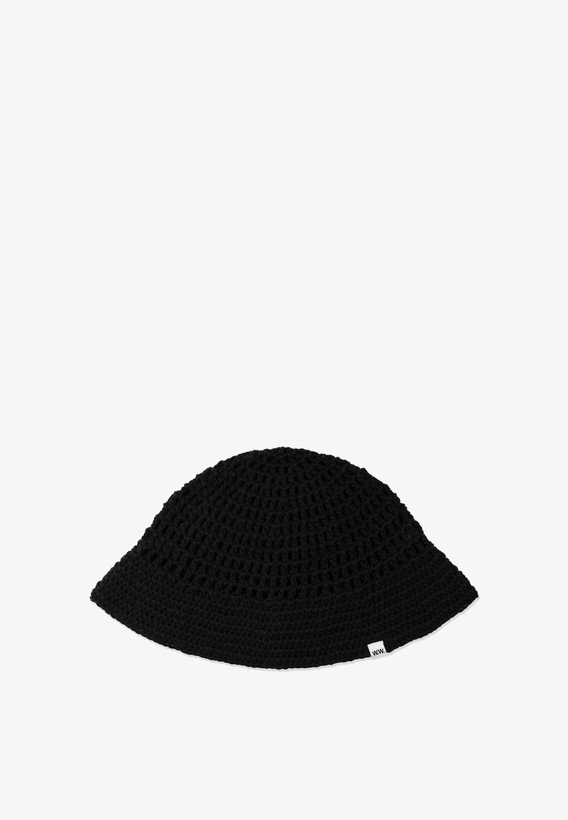 Μαύρο πλεκτό καπέλο τύπου bucket με φαρδιά γείσο και μικρή λευκή υφασμάτινη ετικέτα στην άκρη, πάνω σε λευκό φόντο.