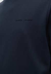 Σκούφο σκούρου ναυτικού μπλε με ανάγλυφο κείμενο "SAMSOE SAMSOE" στο κέντρο του στήθους.