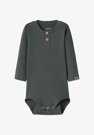 Donkergroene geribbelde body met lange mouwen, twee houten knopen bij de nek, drukknoopsluitingen aan de onderkant en een klein label op de mouw.
