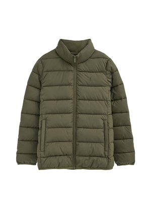 Giacca imbottita verde oliva con collo alto, maniche lunghe, zip frontale e due tasche laterali. Design trapuntato con cuciture orizzontali.