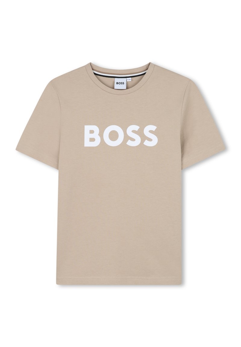 Beige bomulls t-skjorte med hvit "BOSS" logo trykket på forsiden. Korte ermer, rund hals og normal passform.