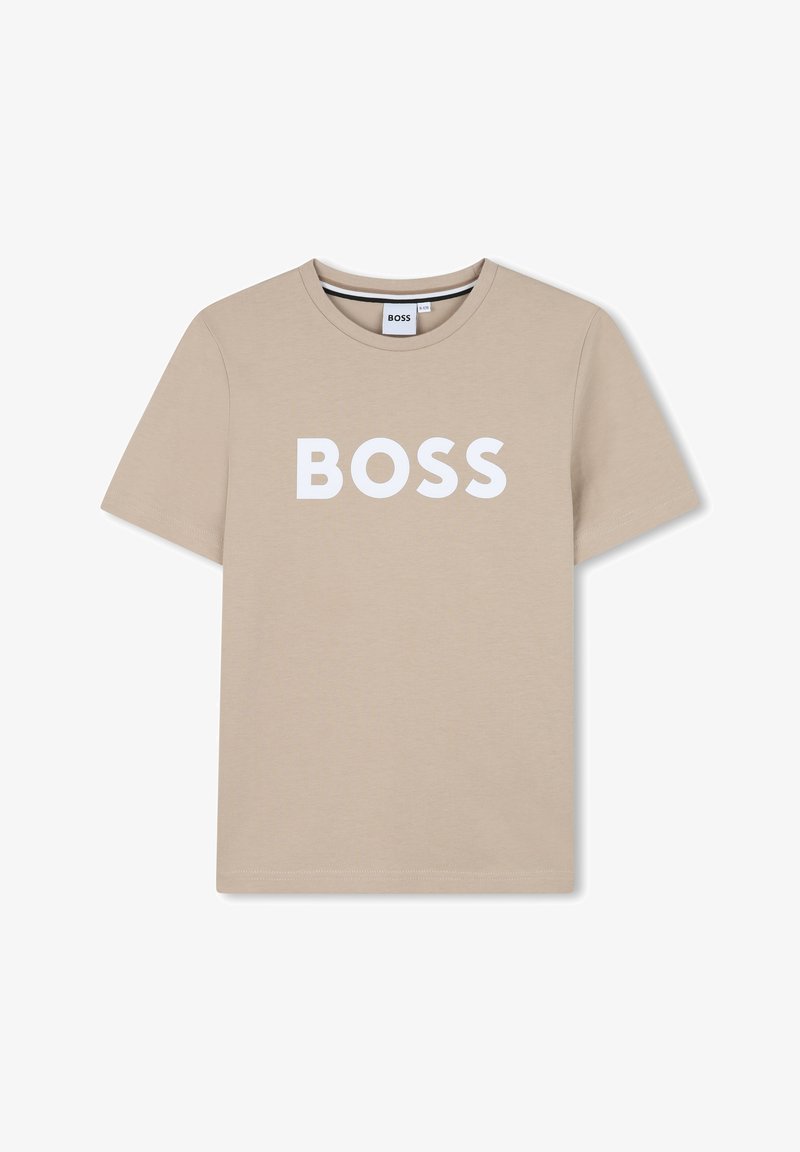 Beige katoen t-shirt met het witte "BOSS" logo op de voorkant gedrukt. Korte mouwen, ronde halslijn en standaard pasvorm.