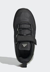 Černá atletická obuv s texturovaným síťovaným svrškem, šněrováním, suchým zipem a zesílenou špičkou. Obsahuje polstrovaný límec a logo.