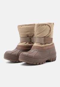 Botas impermeables marrones con una parte superior de tela acolchada en tono beige, correa elástica y suela de goma texturizada para una mejor tracción. Diseño de punta redonda.