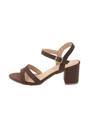 Sandalia abierta de ante marrón con dos tiras frontales, correa en el tobillo con hebilla dorada y tacón ancho de altura media.