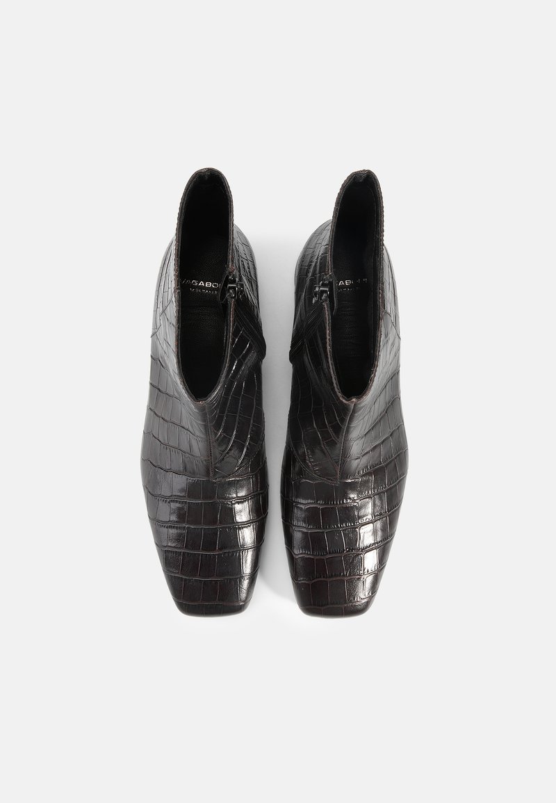 Stivali alla caviglia in pelle nera con texture a coccodrillo, design a punta, e cerniere laterali per la chiusura, che mostrano una silhouette elegante e moderna.
