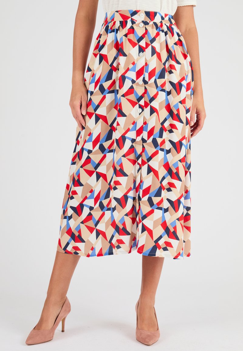 Une jupe midi avec un motif géométrique en rouge, bleu et beige, dotée d'une taille élastique et de détails de boutons blancs.