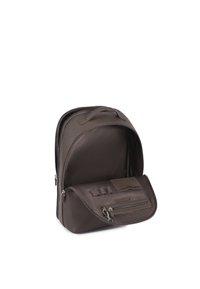 Rucsac din piele maro cu un design structurat, având un compartiment principal cu fermoar și o buzunar frontal cu sloturi pentru organizare.