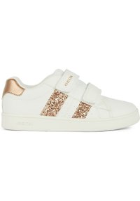 Baskets blanches avec des rayures en paillettes rose doré et un accent métallique au talon. Elles sont dotées de deux bandes Velcro et d'une semelle en caoutchouc texturée.