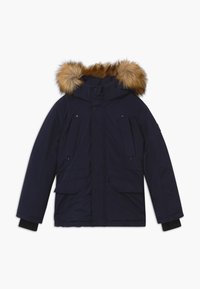 Marineblauwe geïsoleerde parka-jas met een capuchon gevoerd met bont, knoopsluiting aan de voorkant, twee borstzakken en gebreide boorden. Soepele textuur, mid-lengte ontwerp.