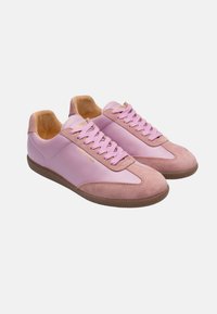 Sneakers in pelle e suede rosa con profilo basso, dotati di lacci rosa e suola beige texturizzata. Branding sottile sul lato.