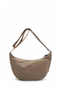 Borsa crossbody in tessuto taupe con forma curva, chiusura a cerniera e tracolla regolabile con dettagli in metallo argentato.