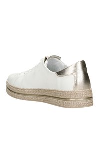 Sneaker bianca in pelle con finitura testurizzata, caratterizzata da un accento metallico argento sul tallone e una suola in stile intrecciato beige.
