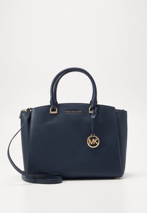 Granatowa, teksturowana skórzana torebka z podwójnymi uchwytami, odpinanym paskiem na ramię, złotym zawieszka "MK" oraz logo Michael Kors z przodu.
