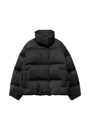 Schwarze Steppjacke mit hohem Kragen, kantigem Design, gestepptem Muster und zwei Vordertaschen. Robustes, isoliertes Material.