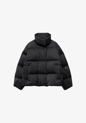 Schwarze Steppjacke mit hohem Kragen, kantigem Design, gestepptem Muster und zwei Vordertaschen. Robustes, isoliertes Material.