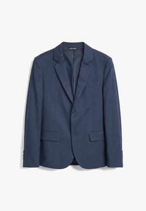 Americana de hombre azul marino con un botón, solapas con muesca, dos bolsillos de solapa, bolsillo de ojal en el pecho y forro interior.