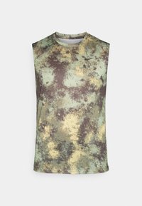 Débardeur de sport en tissu mesh, présentant un motif abstrait vert, marron et jaune avec un col rond et un détail de logo subtil.