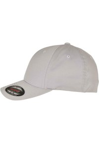 Căciulă de baseball gri cu o coroana rotundă, boruri rigide și o textură subtilă. Prezintă un autocolant cu logo pe marginea borului pentru identificarea brandului.