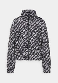 Sort cropped jakke med hvidt diagonalt "Calvin Klein Jeans" tekstmønster, høj krave, lynlås foran og elastiske manchetter.