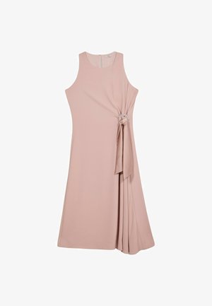 Abito senza maniche rosa con dettaglio a nodo e accentuazione circolare, tessuto drappeggiato sul lato e texture liscia.