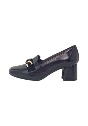Scarpa con tacco alto in pelle nera, con punta arrotondata, caratterizzata da una fascia decorativa e dettagli dorati sulla parte superiore. Design con tacco a blocco.