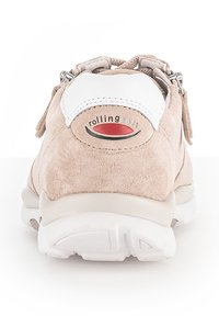 Beige suède schoenen met een witte gewatteerde kraag, met een logodetail en mesh accenten, ontworpen voor comfort met een lichtgewicht rubberen zool.