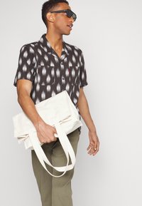 Levi's® CLASSIC CAMPER - Camisa - ocana ikat pirate black