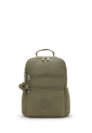 Olivgrüner Rucksack mit oberem Griff, zwei vorderen Reißverschlusstaschen, Seitentaschen und kleinem Plüschaffen-Schlüsselanhänger.