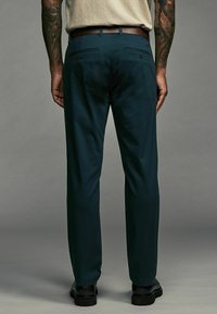 Next BELTED STRETCH 2 PACK- SLIM FIT - Vászonnadrágok - navy grey