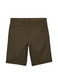 Donkergroene korte broek voor heren met riemlussen, twee achterzakken—één met knoopsluiting—en een klein merkembleem op de rechterzak.