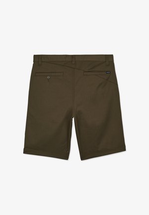 Shorts pour hommes en vert olive foncé avec passants pour ceinture, deux poches arrière—dont une avec fermeture à bouton—et une petite étiquette de marque sur la poche droite.