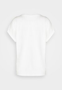 Camiseta blanca de manga corta con escote redondo, vista desde la parte de atrás sobre un fondo neutro claro.
