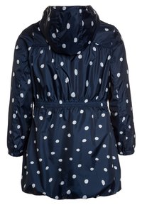 Mörkblå regnjacka med vita prickar, elastisk midja, huva och långa ärmar. Slätt, lättviktigt tyg med veckdetalj vid midjan.
