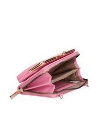 Portafoglio in pelle rosa con hardware dorato, caratterizzato da più scomparti, chiusura con zip e superficie texturizzata. Tessuto interno di colore beige chiaro.