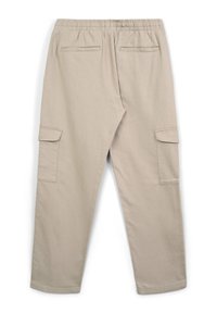 Beige Cargo-Hosen mit einem elastischen Bund, zwei seitlichen Taschen und zwei Gesäßtaschen. Der Stoff ist glatt mit einer leicht matten Textur.