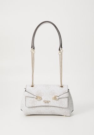 Sac à main blanc Guess avec bandoulière chaîne dorée, boucles décoratives et motif logo subtil sur surface texturée.