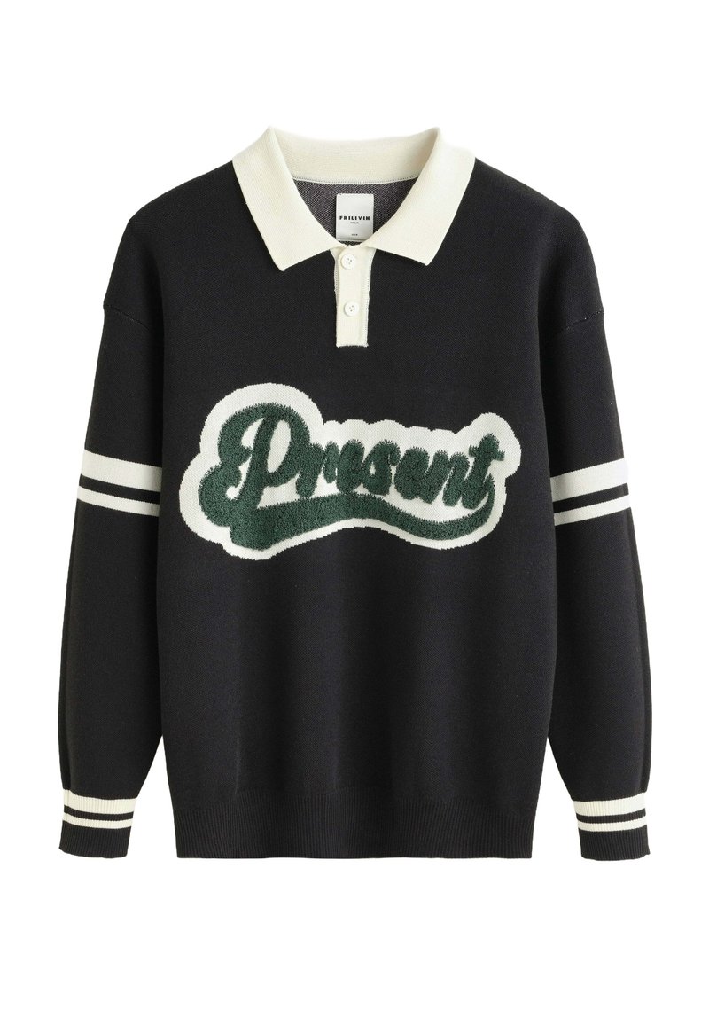 Pull en tricot noir avec un col blanc, arborant un logo "Cadeau" en fausse fourrure verte et des accents rayés blancs sur les manches.