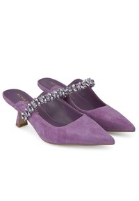 Décolleté in camoscio viola con punta affusolata e tacco basso a blocco. Presenta una fascia decorata con pietre decorative trasparenti.