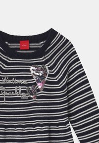 Maglione a righe blu navy e bianche con scollo rotondo, caratterizzato da una scritta in argento e due decorazioni a forma di cuore in paillettes.