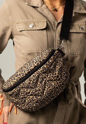 Beżowa pikowana nerka z czarnym wzorem w panterkę, wyposażona w zamek błyskawiczny oraz regulowany czarny pasek z pomarańczowymi akcentami.