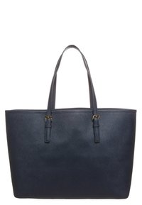 Laivastonsininen kangaskassi, jossa on teksturoitu pinta, kaksinkertaiset kahvat ja kullanväriset metalliosat. Tilava, avoin yläosa.