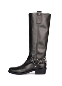 Bota de cuero negro hasta la rodilla con punta redonda, tacón plano, correa decorativa con hebilla y acabado texturizado.