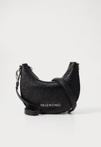 Borsa a mano in pelle nera con finitura testurizzata, forma a mezzaluna, hardware argentato e tracolla removibile. Logo "VALENTINO" stampato sul fronte.
