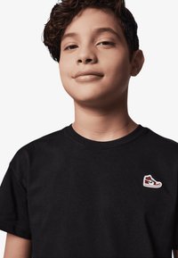 Jordan PATCH TEE - T-shirts - black
