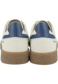 Vita lädersneakers med en blå detalj vid hälen och en texturerad beige gummisula. Enkelt design med minimal branding på sidan.