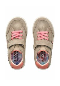 Šedé semišové boty s růžovými tkaničkami a páskem, bílé podrážky, vícebarevná stélka a dekorační prvky na vnější straně.