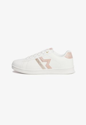 Weiße Sneaker mit glatter Textur, ausgestattet mit einem pinken Glitzerdetail und einer hellen pinken Wildledersohle. Schnürsenkel und eine flache Sohle runden das Design ab.