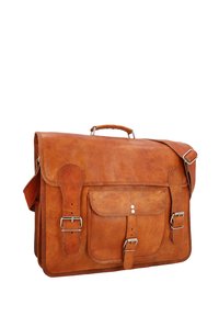Borsa a tracolla in cuoio tan con pattina, due tasche anteriori, hardware argentato e tracolla regolabile. Texture liscia con dettagli di cucitura visibili.